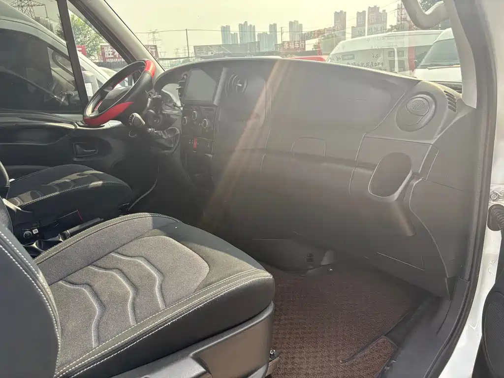 IVECO Daily 依维柯欧胜 2021款 2.0 T 手动超瑞长轴短悬高顶手动门F1 A