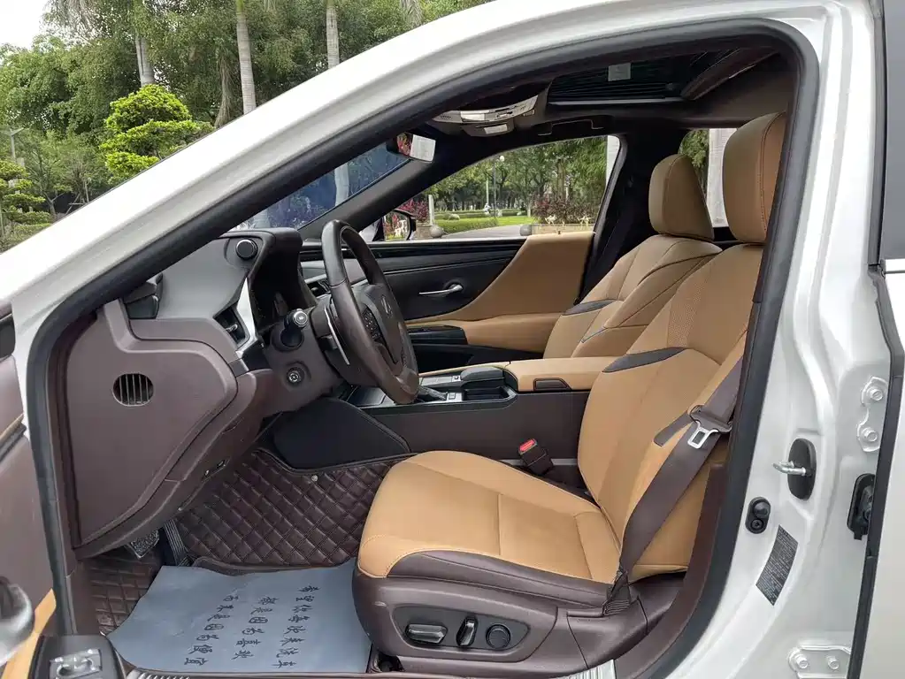 Lexus ES 200 Outstanding
