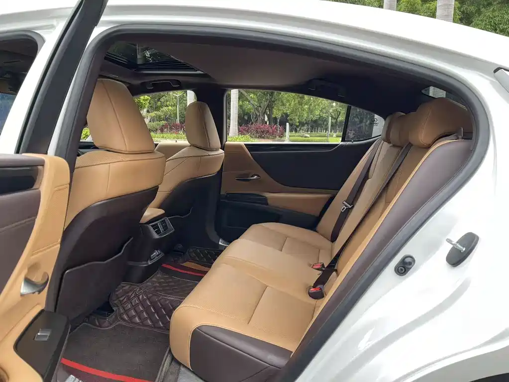 Lexus ES 200 Outstanding