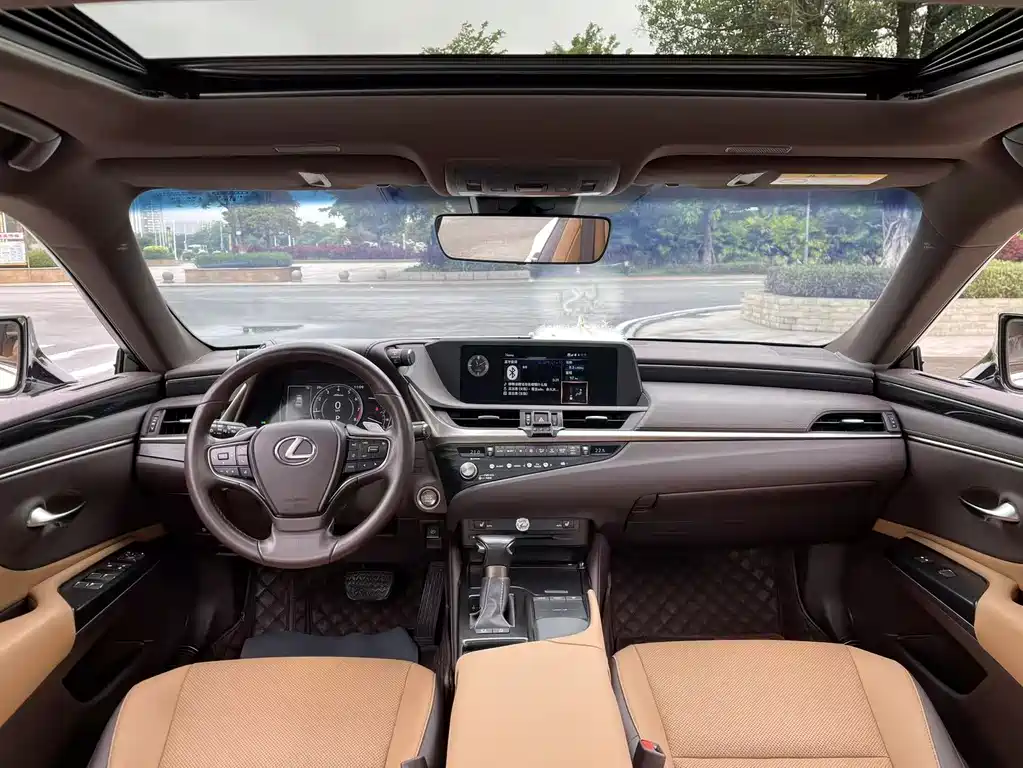 Lexus ES 200 Outstanding