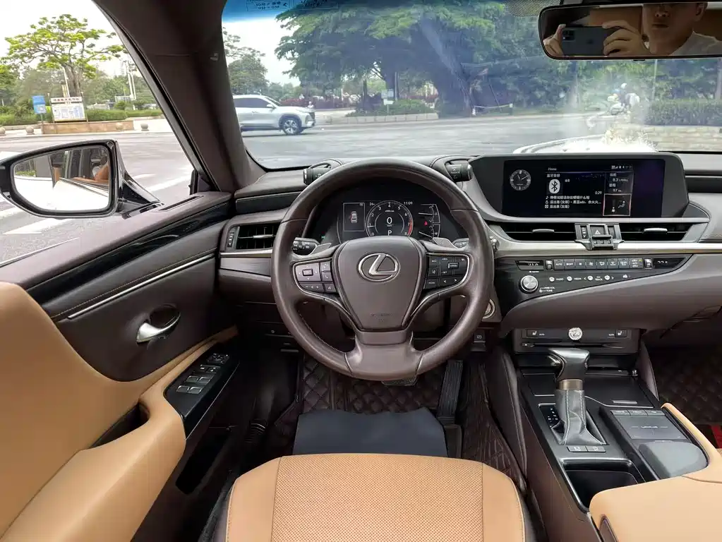 Lexus ES 200 Outstanding