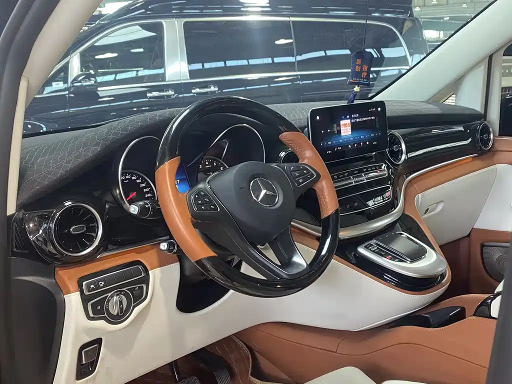 Mercedes-Benz V-Class 奔驰V级 2024款 2.0 L 高顶定制版