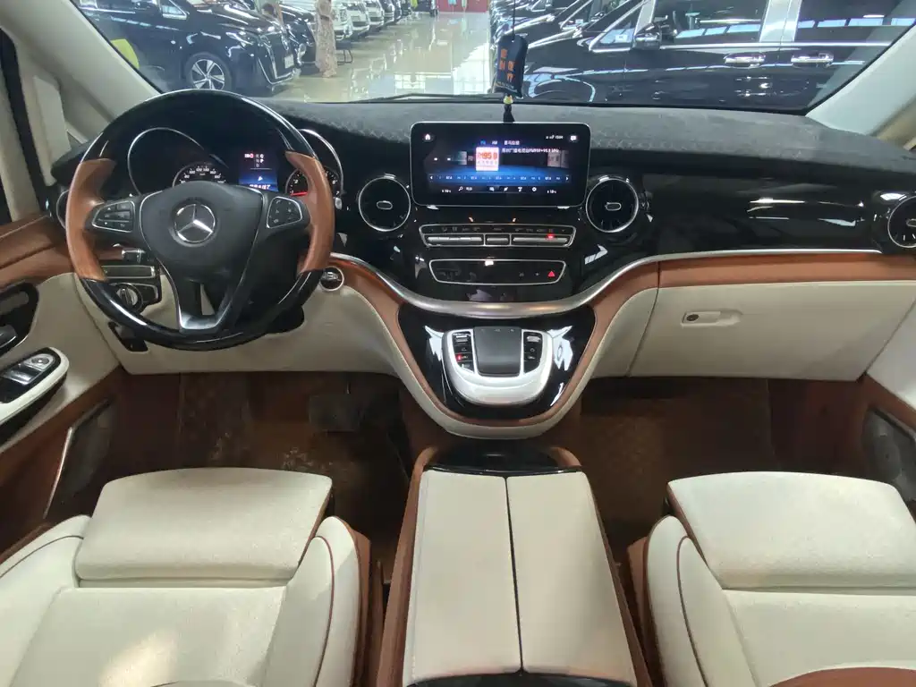 Mercedes-Benz V-Class 奔驰V级 2024款 2.0 L 高顶定制版