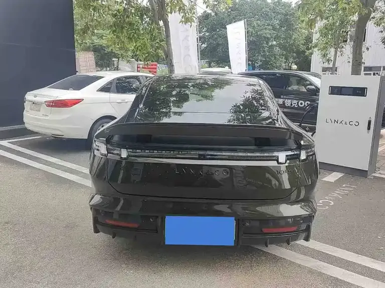 Lynk & Co 10 EM-P 领克10 2025款 240四驱Ultra运动版
