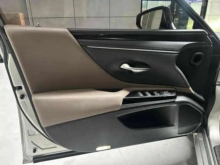Lexus ES 200 Outstanding
