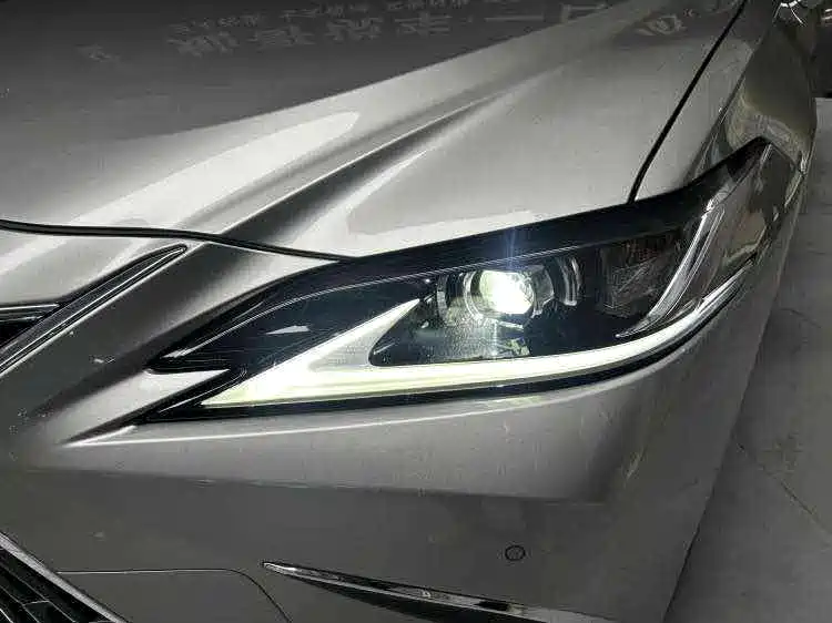 Lexus ES 200 Outstanding