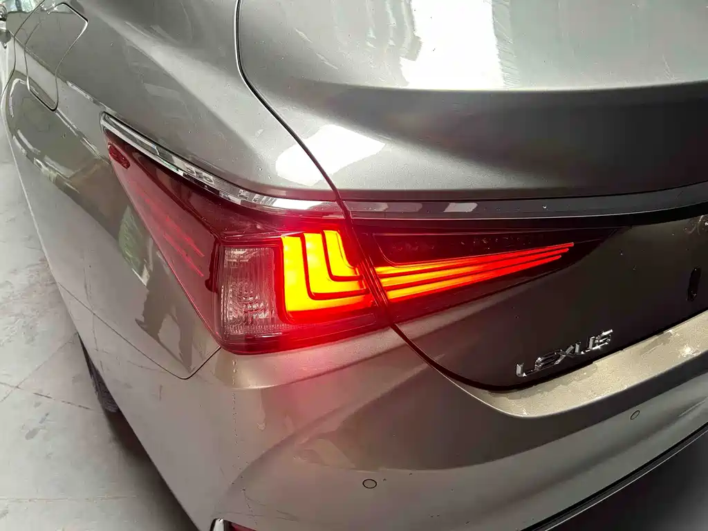 Lexus ES 200 Outstanding