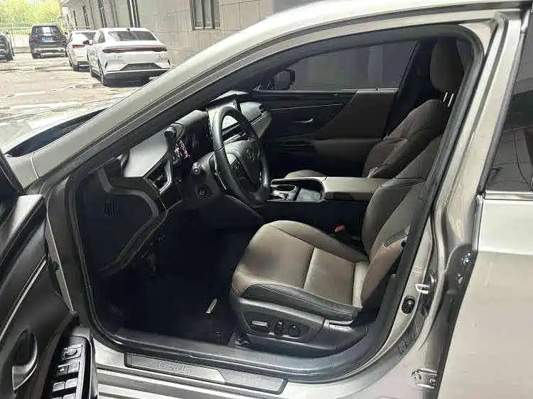Lexus ES 200 Outstanding