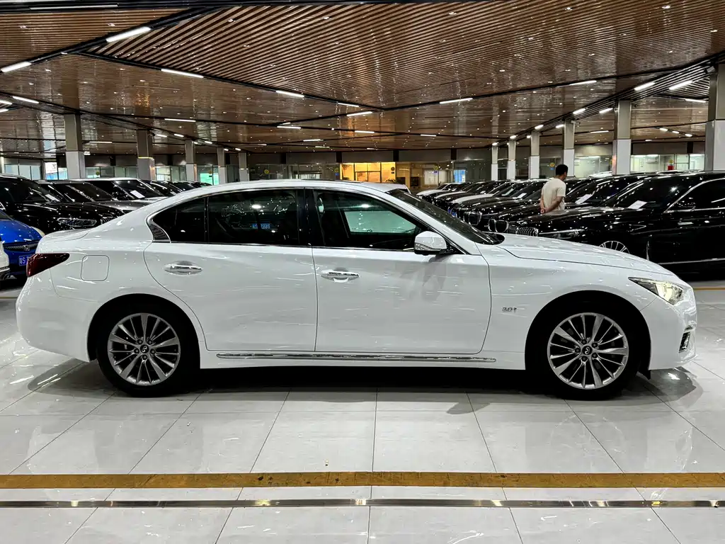 Infiniti Q50 L 2.0 T Progressive Enjoyment CN-V