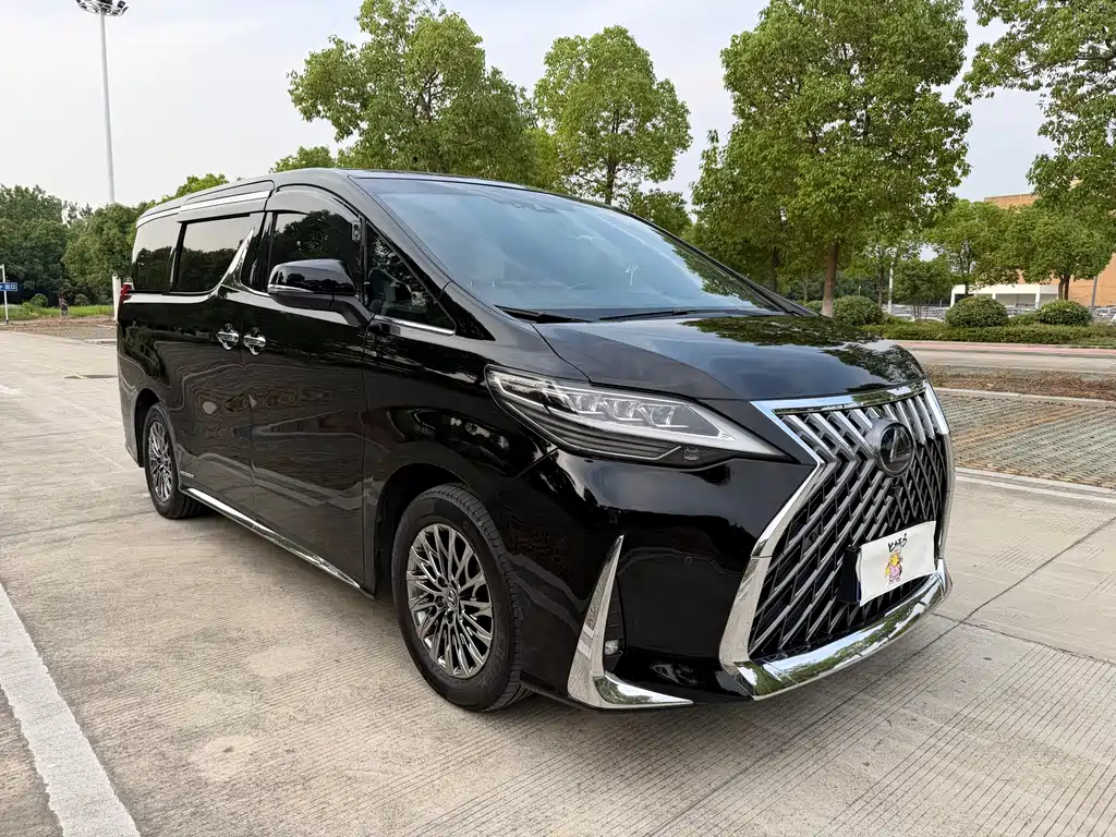 Lexus LM 300 h 4-seat Royal World