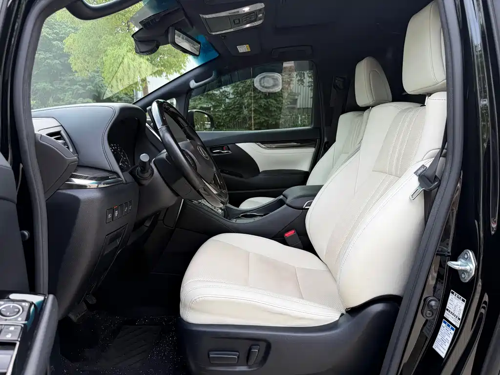 Lexus LM 300 h 4-seat Royal World