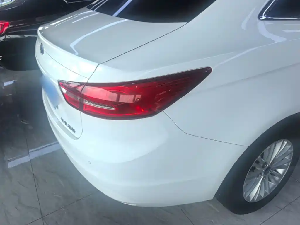 Escort 1.5 L Auto Comfort