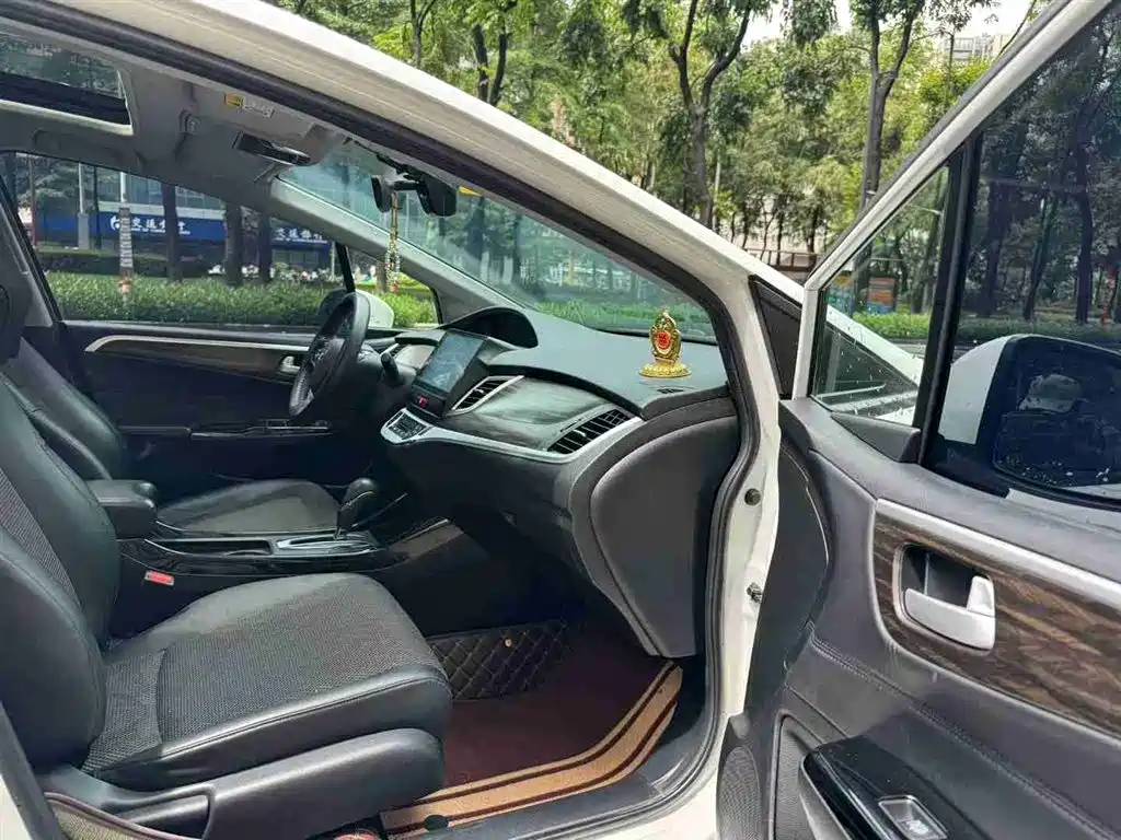 Jade 210 TURBO CVT Style 5-seat