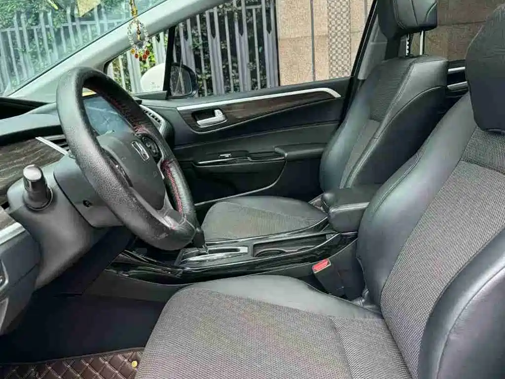 Jade 210 TURBO CVT Style 5-seat