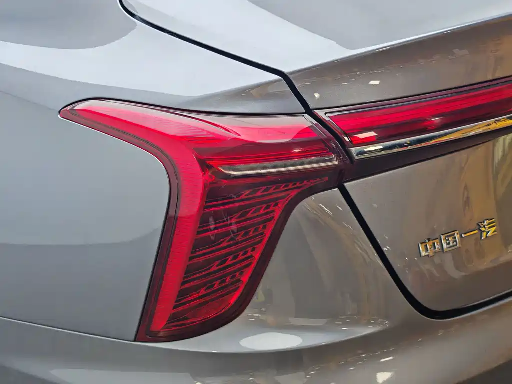 Hongqi H5 1.5 T DCT Connected Flagship Charm