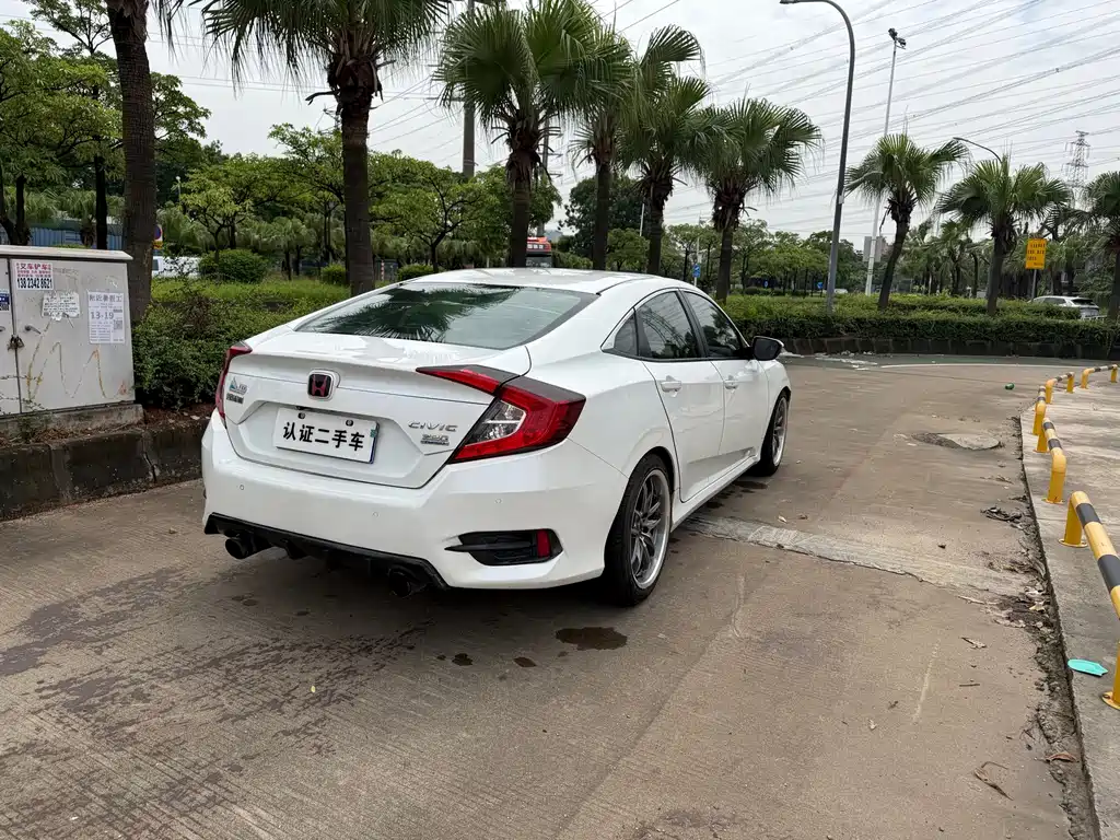 Civic 220 TURBO CVT Luxury