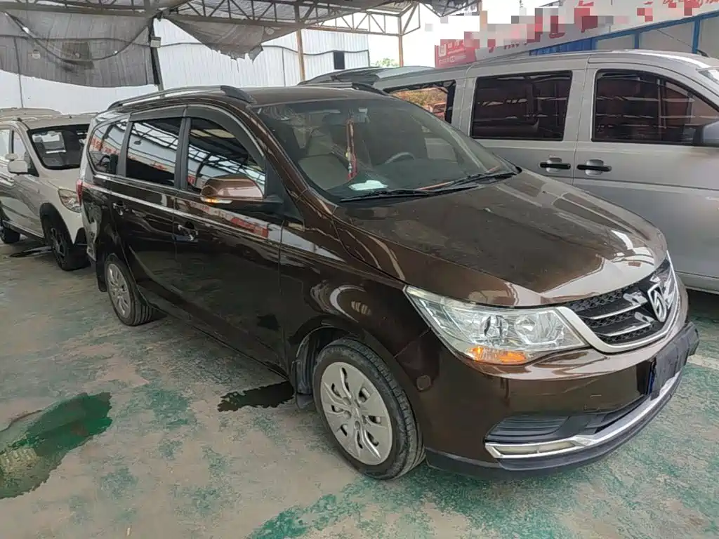 Baojun 730 Facelift 1.5 L Manual Standard 7-seat CN-V