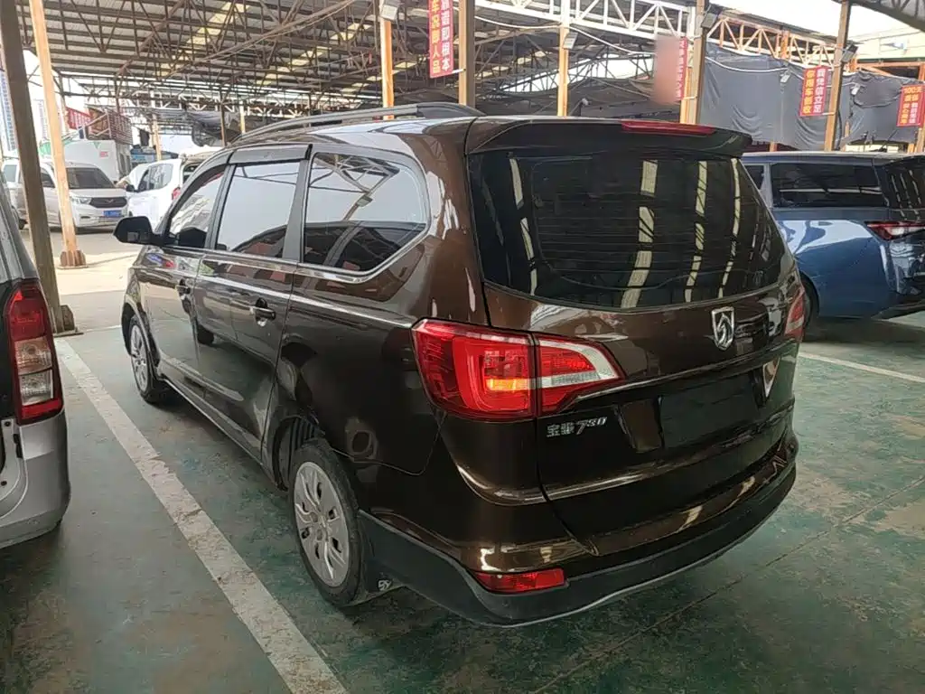 Baojun 730 Facelift 1.5 L Manual Standard 7-seat CN-V
