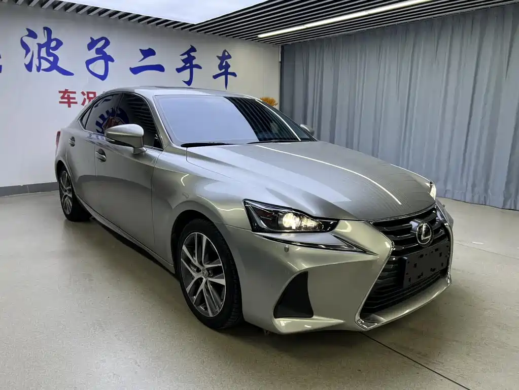 Lexus IS 300 Leading