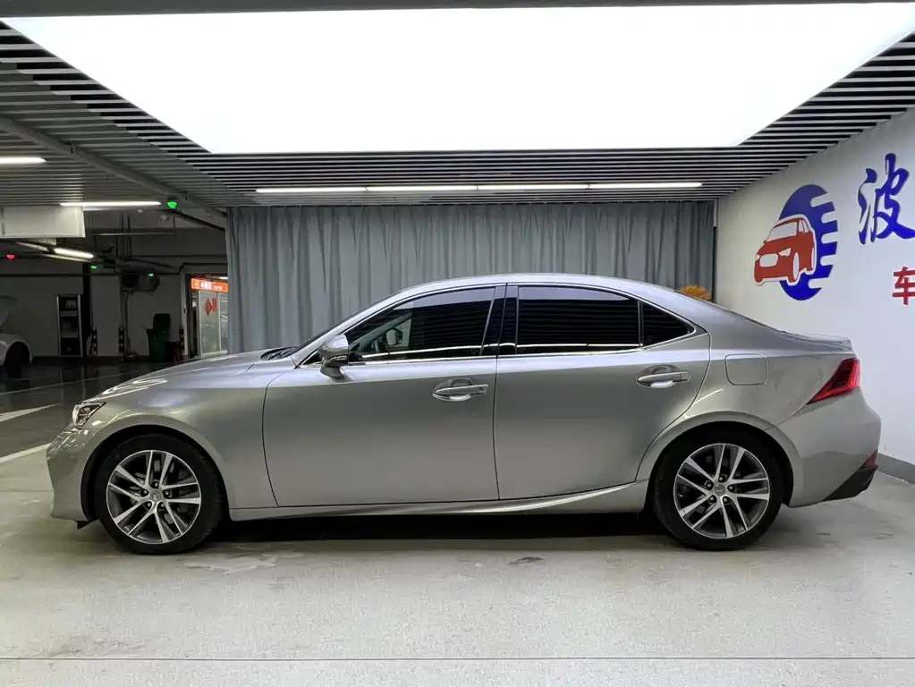 Lexus IS 300 Leading