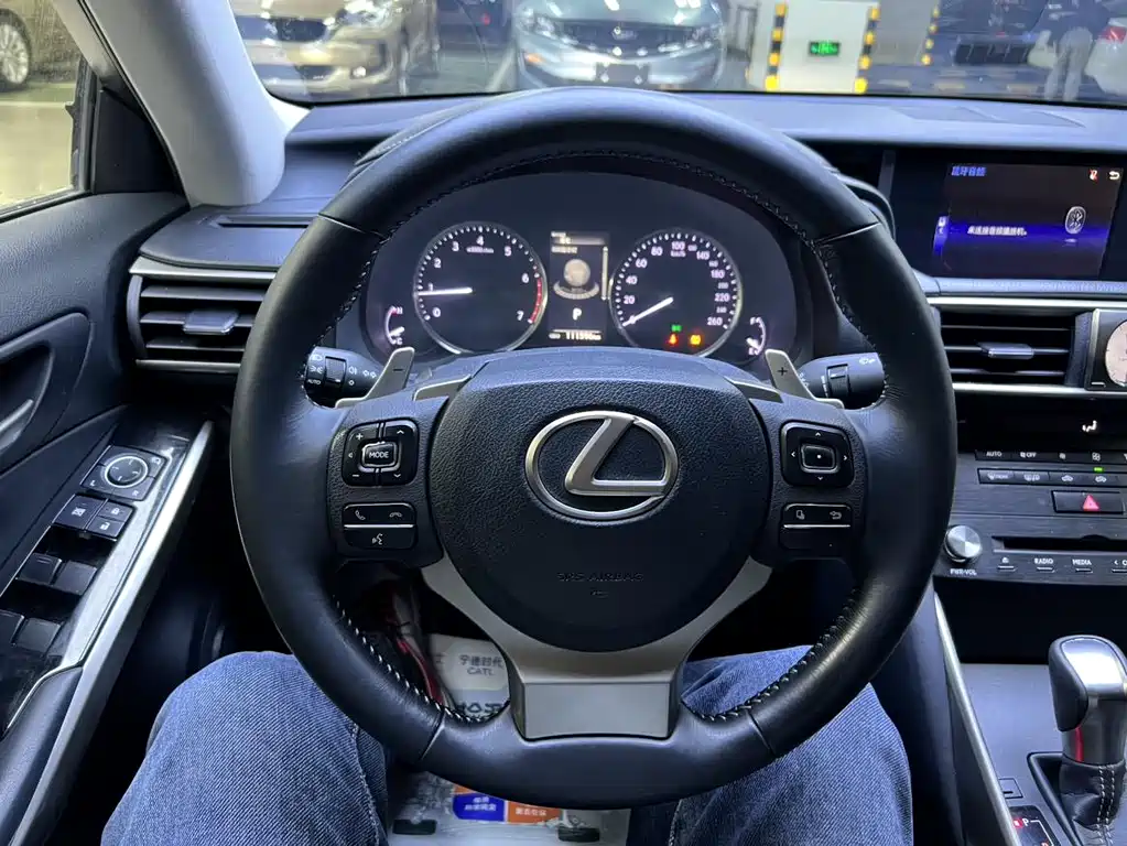 Lexus IS 300 Leading