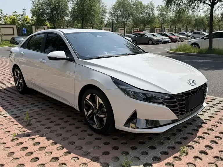 Hyundai Elantra 1.5 L CVT LUX Distinguished