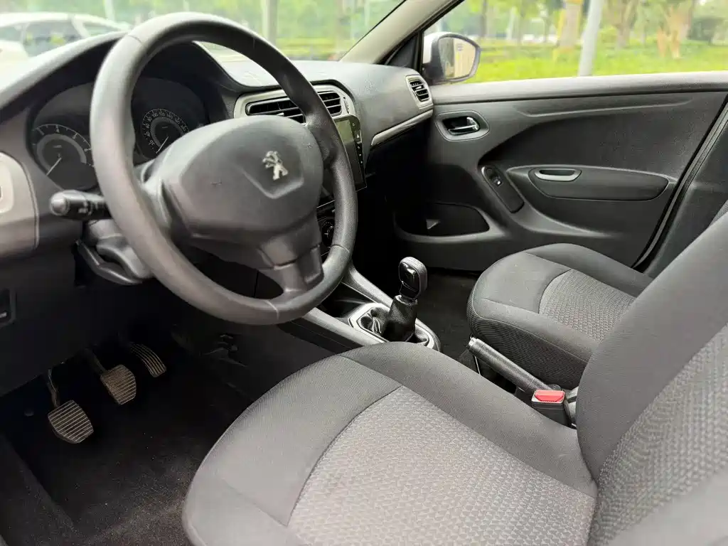 Peugeot 301 1.6 L Manual Comfort