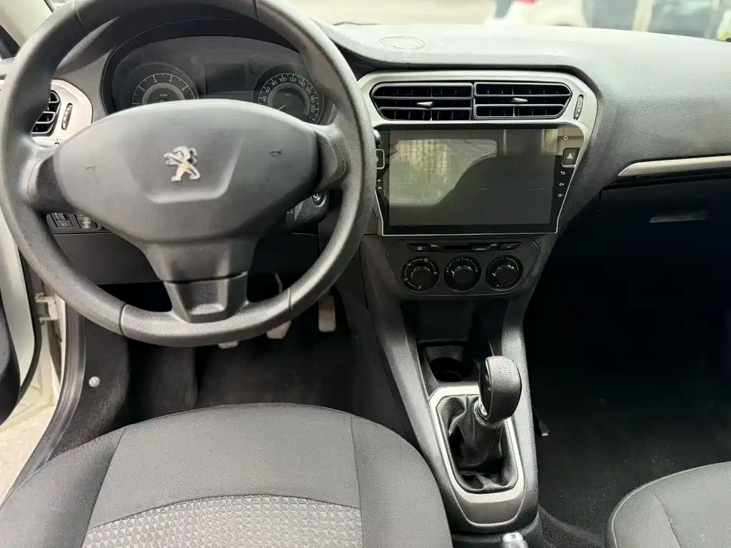 Peugeot 301 1.6 L Manual Comfort