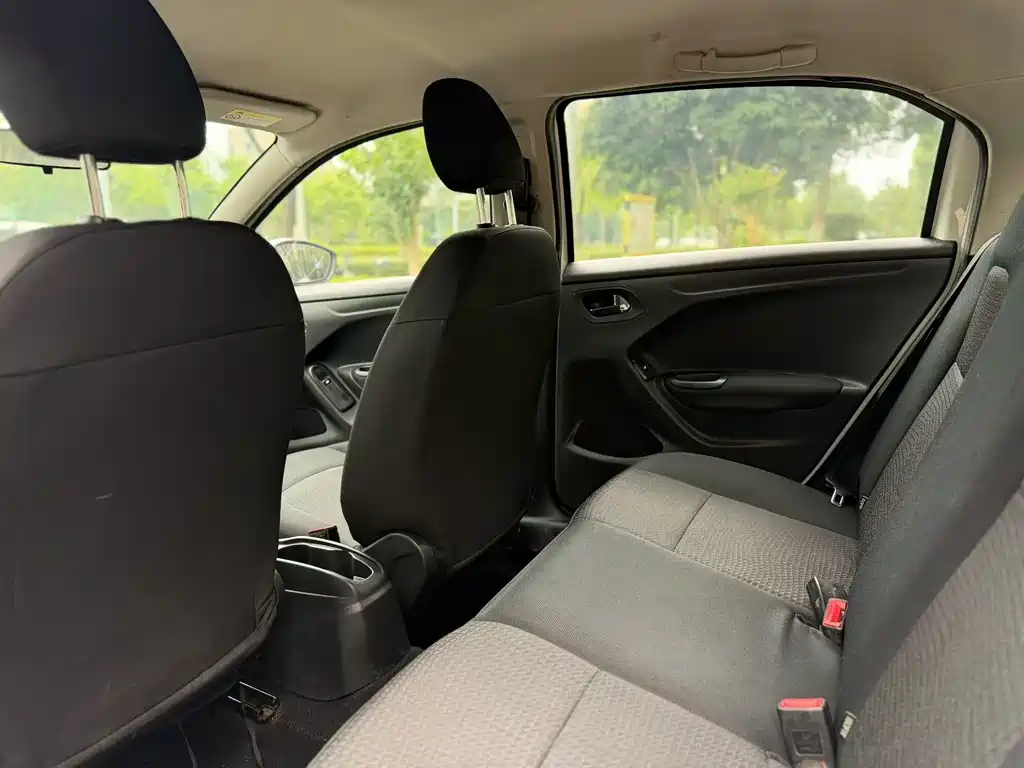 Peugeot 301 1.6 L Manual Comfort