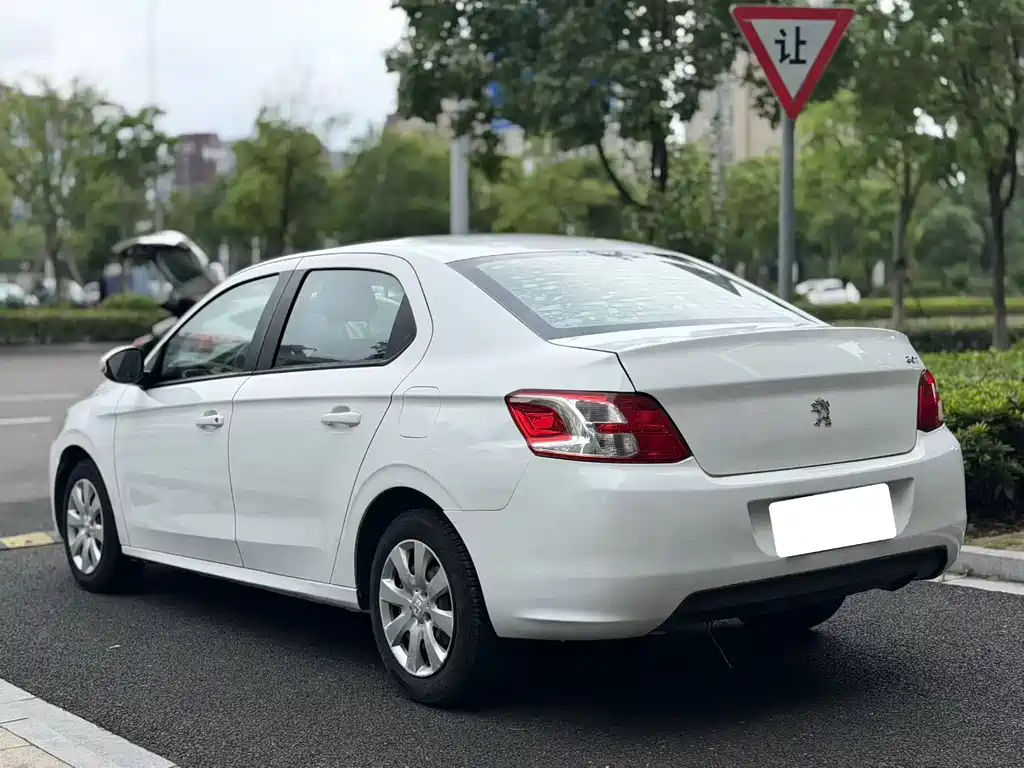 Peugeot 301 1.6 L Manual Comfort