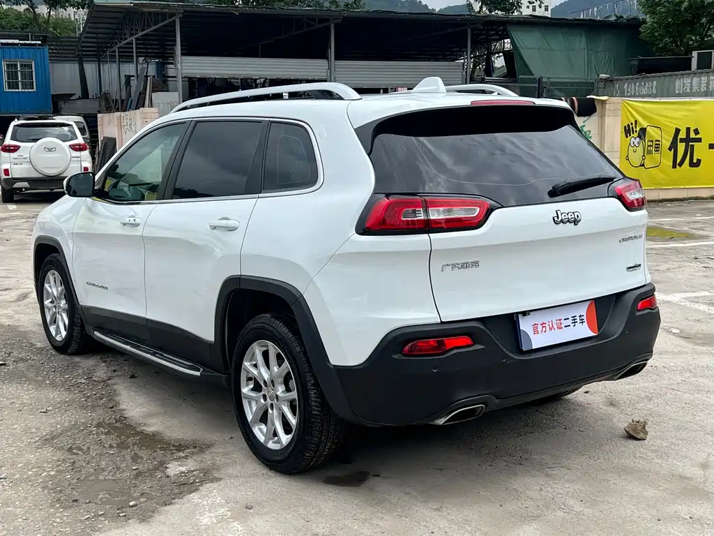 Cherokee 2.4 L Leading