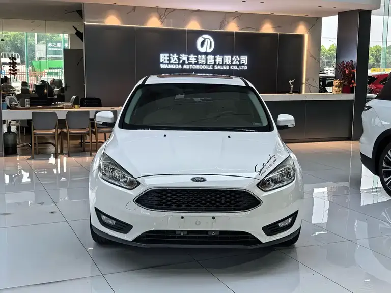 Ford Focus Hatchback Classic 1.6 L Auto Style Smart Travel