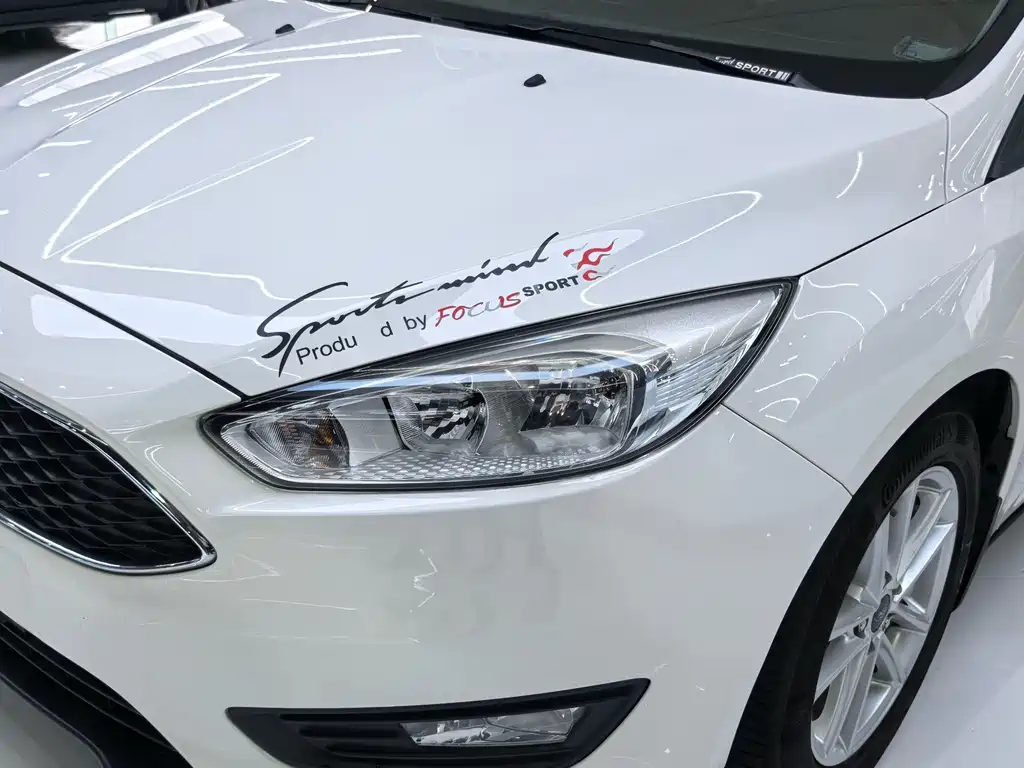 Focus Hatchback Classic 1.6 L Auto Style Smart Travel