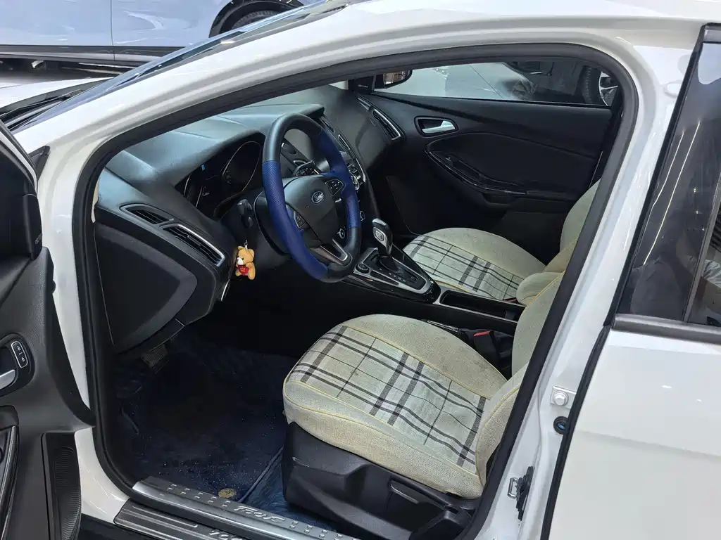 Focus Hatchback Classic 1.6 L Auto Style Smart Travel