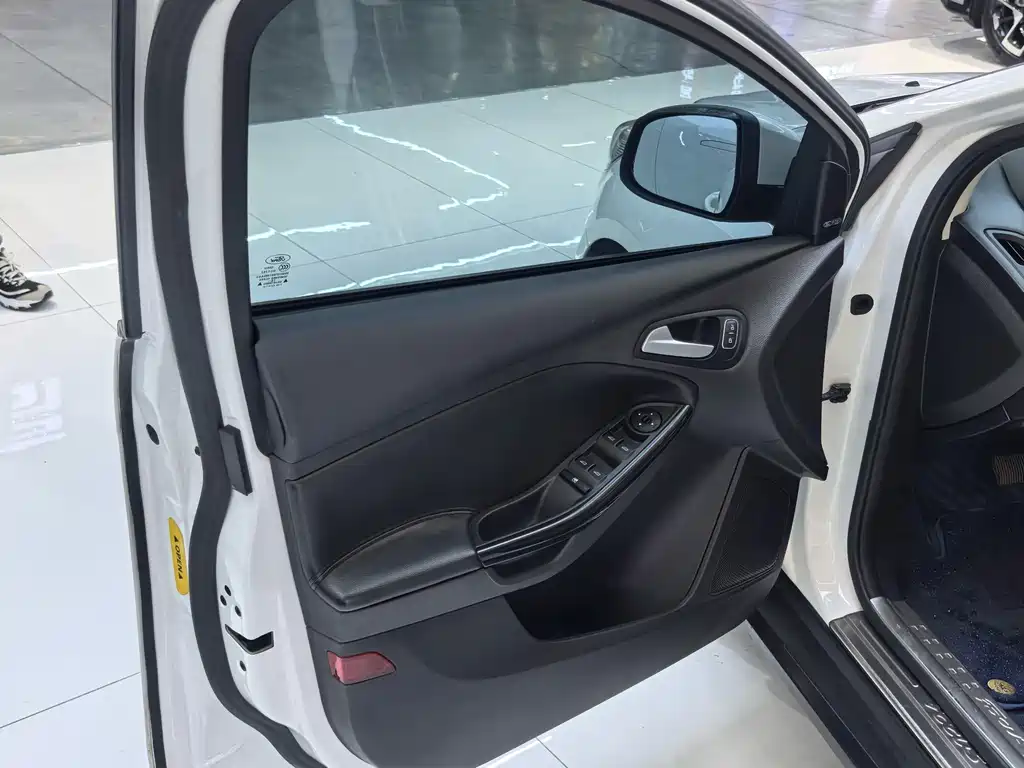 Focus Hatchback Classic 1.6 L Auto Style Smart Travel
