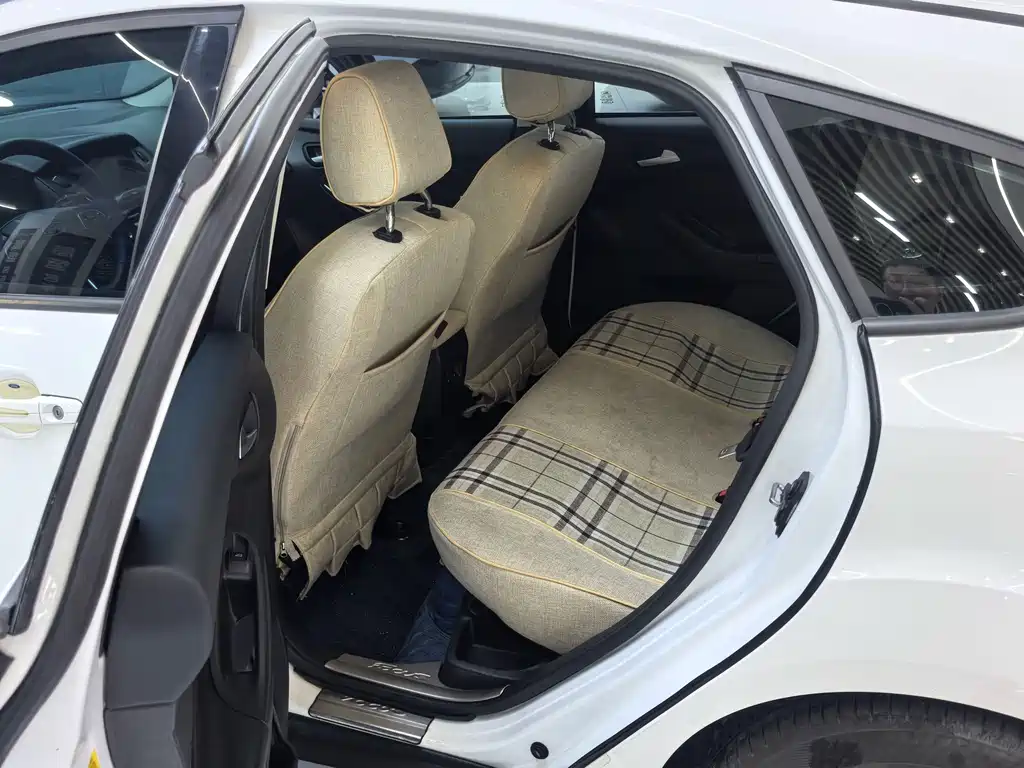 Focus Hatchback Classic 1.6 L Auto Style Smart Travel