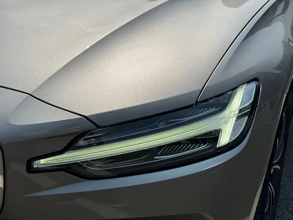 Volvo V60 沃尔沃V60 2020款 T4 智逸豪华版