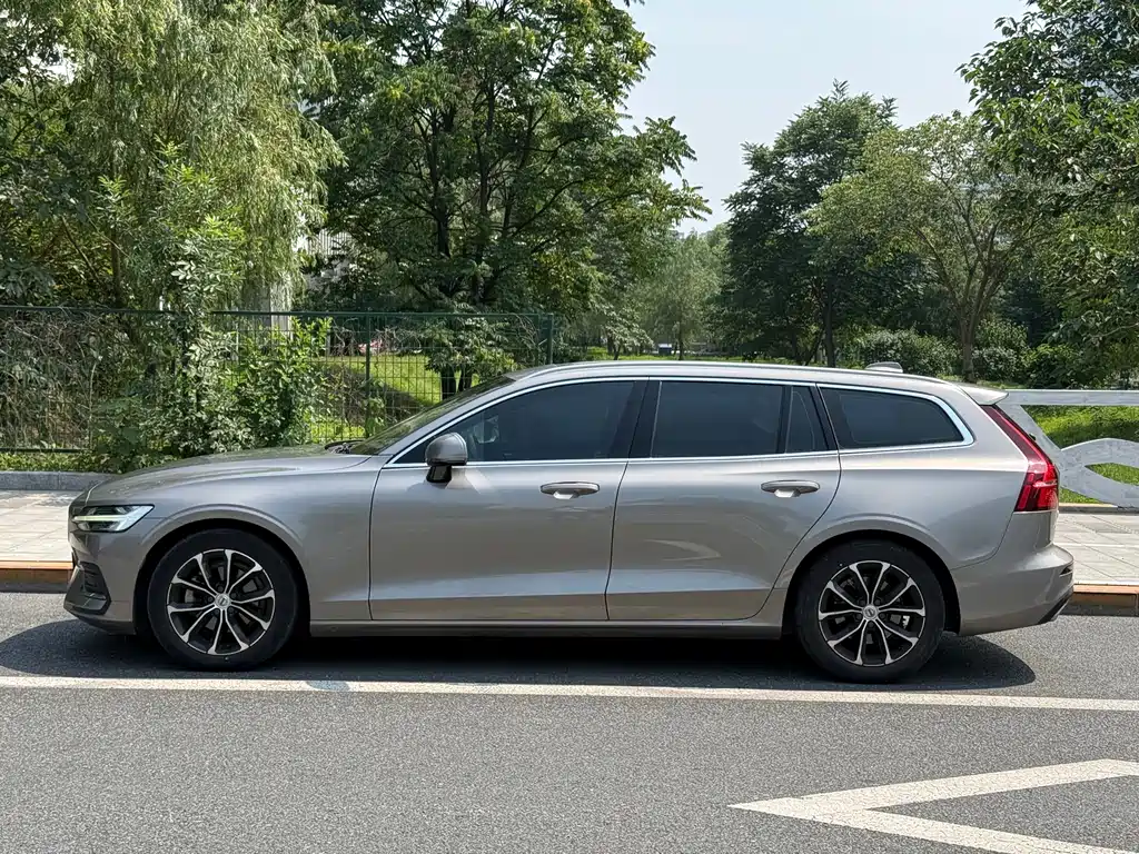 Volvo V60 沃尔沃V60 2020款 T4 智逸豪华版