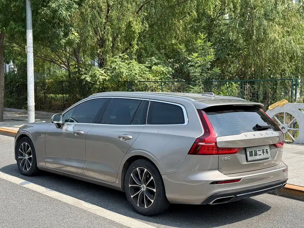 Volvo V60 沃尔沃V60 2020款 T4 智逸豪华版