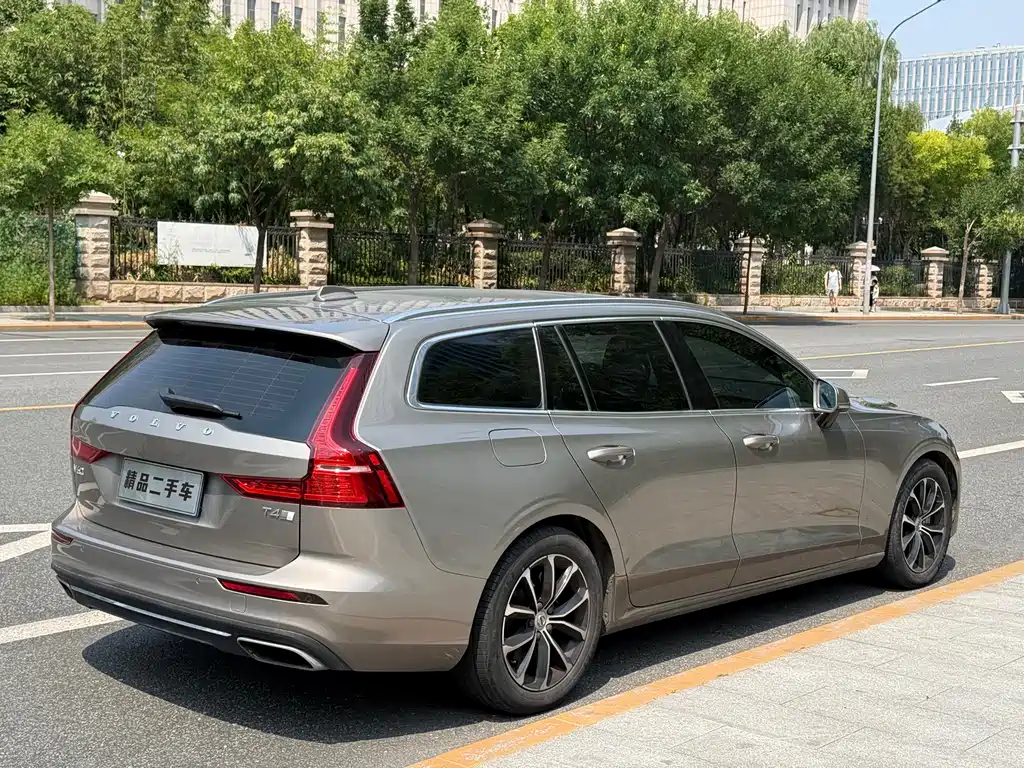 Volvo V60 沃尔沃V60 2020款 T4 智逸豪华版