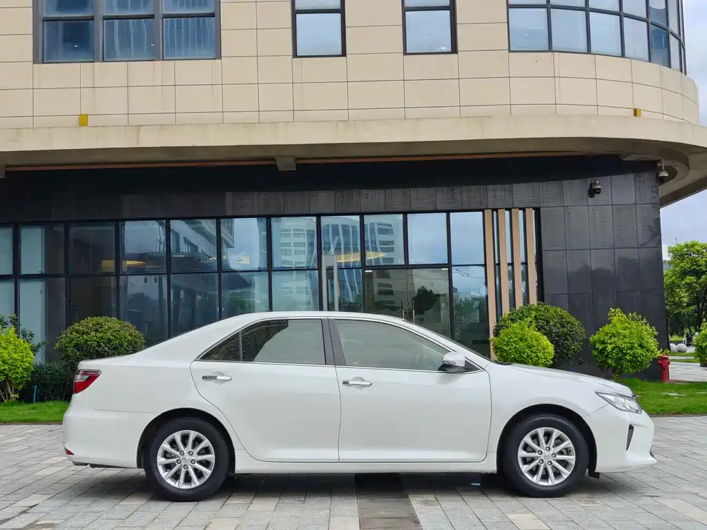 Camry 2.0 G 10 th Anniversary Commemorative Leading