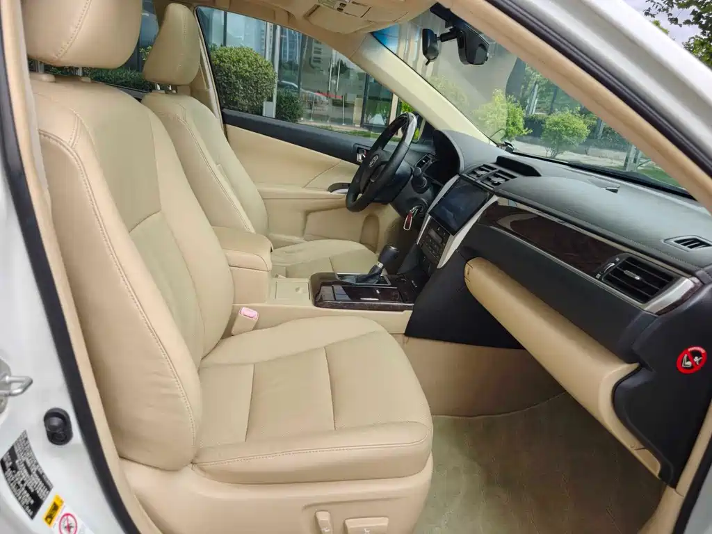 Camry 2.0 G 10 th Anniversary Commemorative Leading
