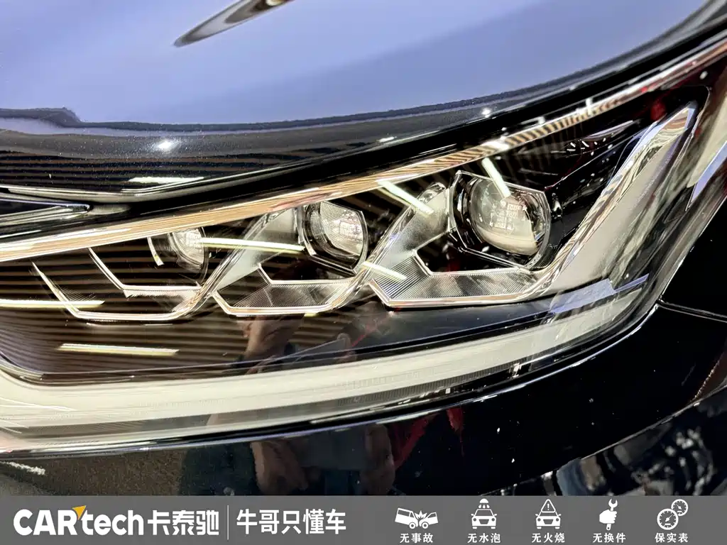 Highlander 2.5 L Smart e-Hybrid Dual Engine 4 WD Distinguished 7-seat