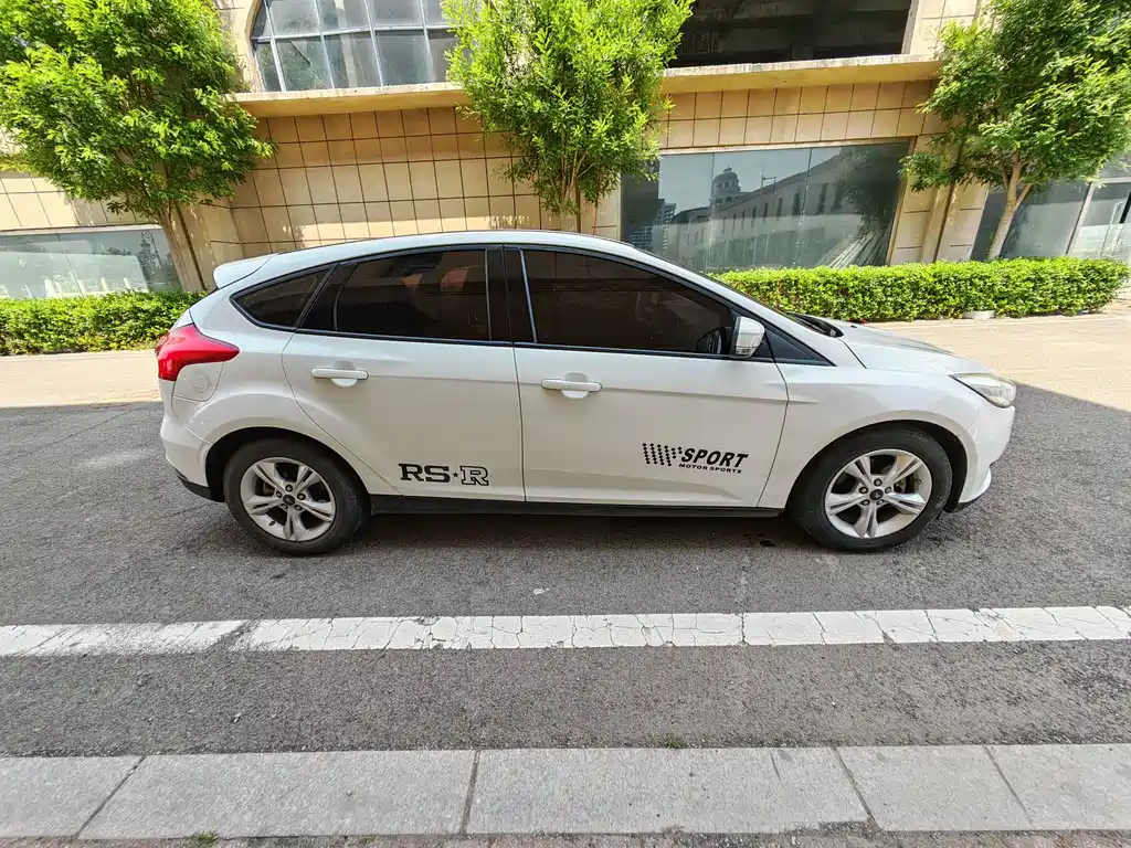 Focus Hatchback 1.6 L Auto Comfort Smart Travel