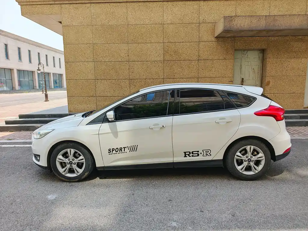 Focus Hatchback 1.6 L Auto Comfort Smart Travel