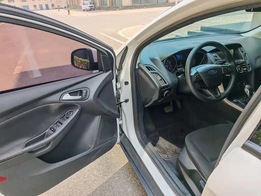 Focus Hatchback 1.6 L Auto Comfort Smart Travel