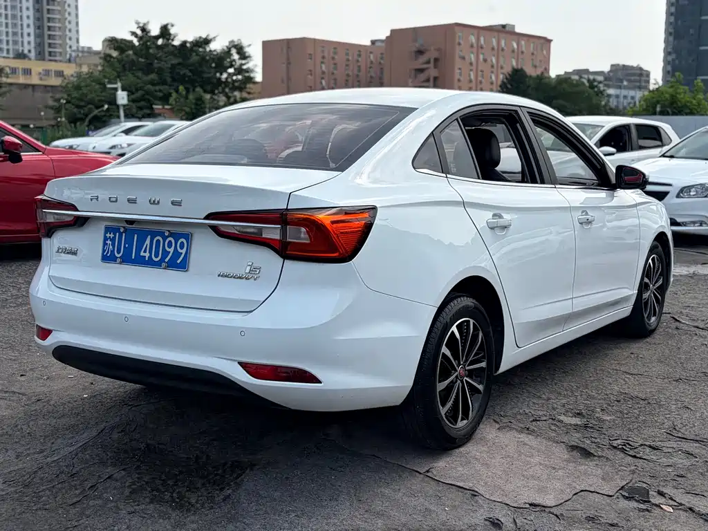 Roewe i5 1.5 L Auto 4 G Connected Leading Luxury Flagship