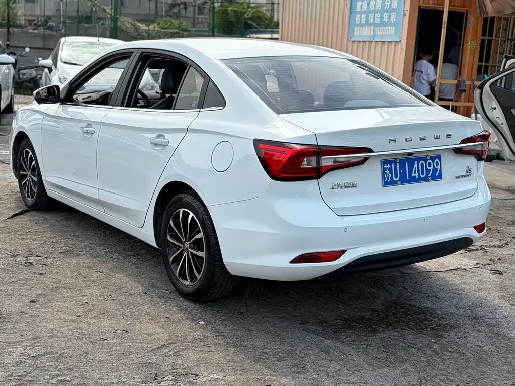 Roewe i5 1.5 L Auto 4 G Connected Leading Luxury Flagship