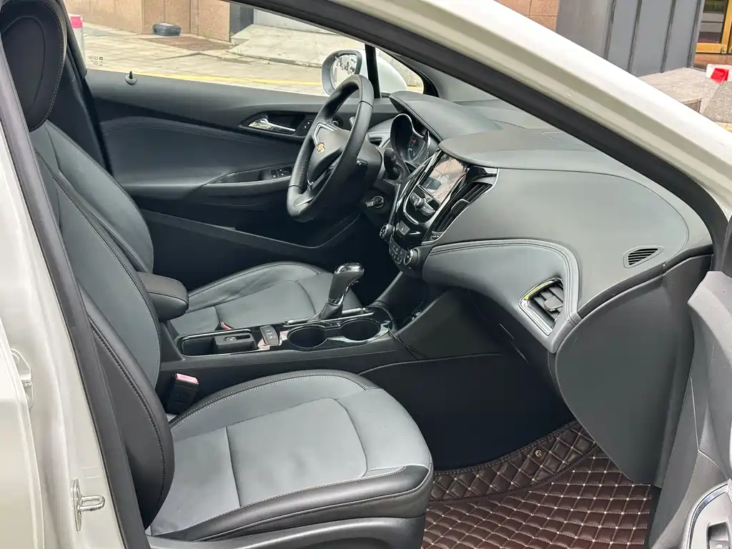 Cruze 320 Auto Pioneer Sunroof