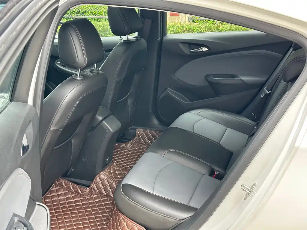 Cruze 320 Auto Pioneer Sunroof